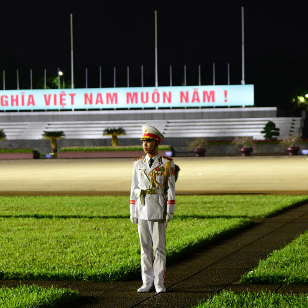 Mausolée de Ho Chi Minh drapeau nuit à Hanoi