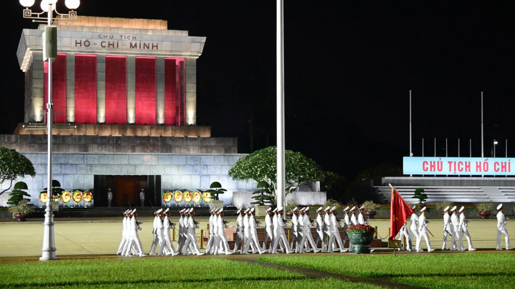 Le mausolée de Ho Chi Minh de nuit